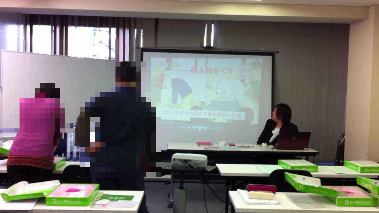 セミナー写真(胸骨圧迫を体験している様子)